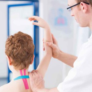 aplicare-banda-kinesiologica-la-copii
